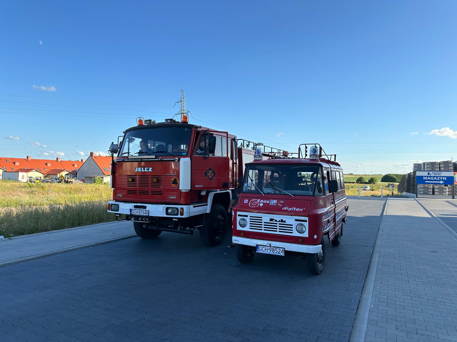 Strażacy OSP pomagający mieszkańcom