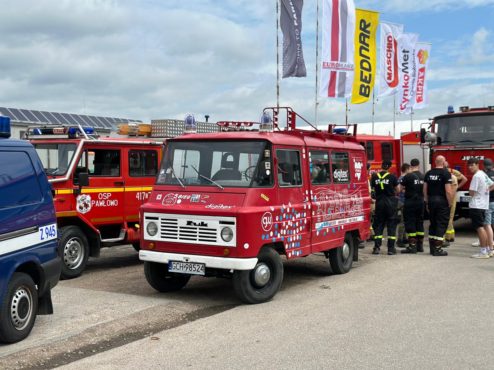Młodzi i starsi strażacy razem